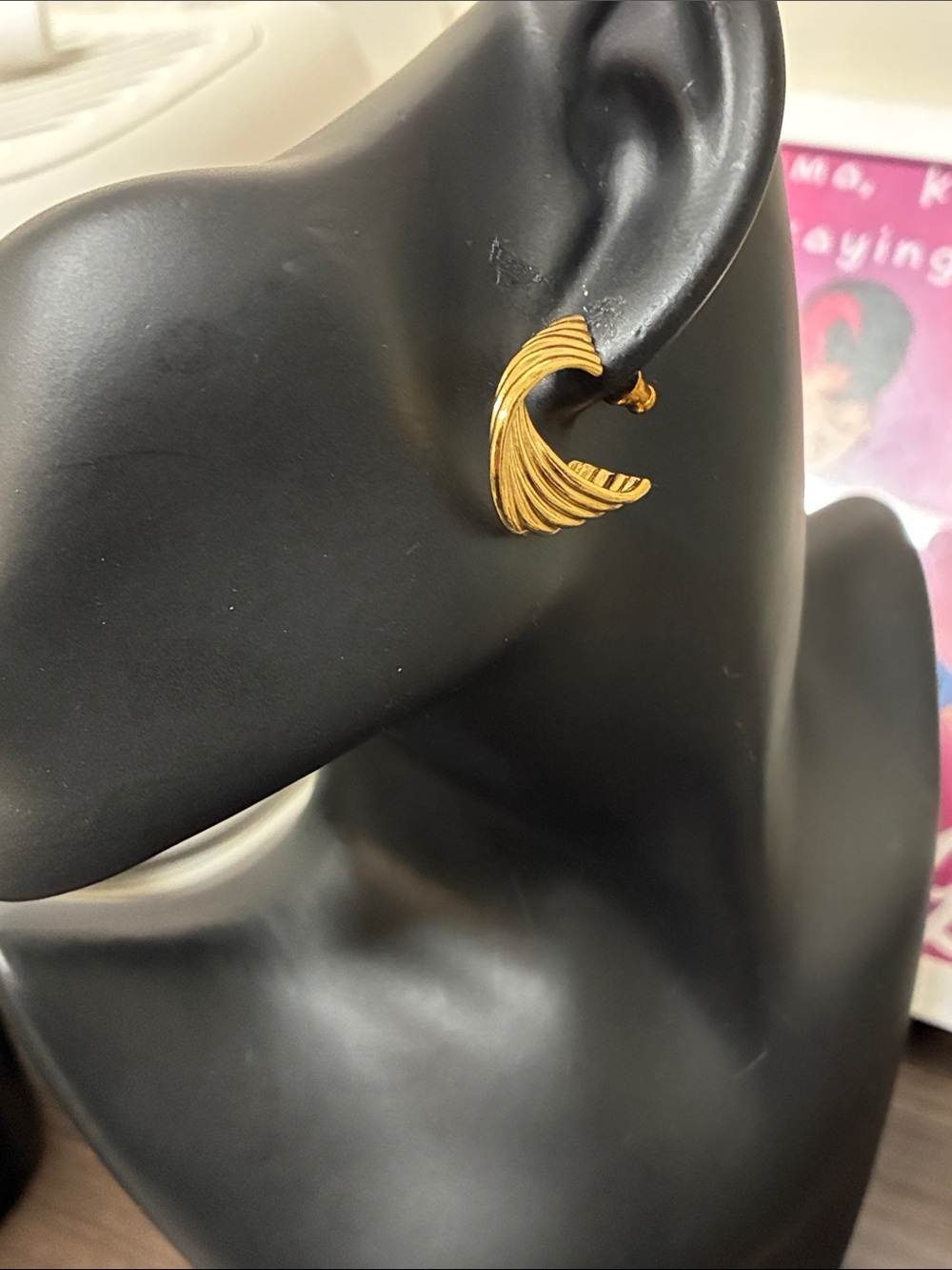 Vintage 1980s Gold Tone Ribbed Crescent Hoop Earrings